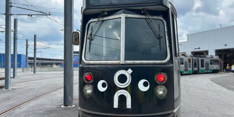 Metro de Boston adorna trenes y les pone ojitos