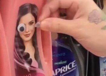 Novios pegan ojos a productos en supermercado