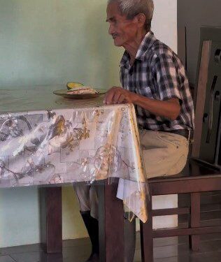 Mujer ayuda a anciano y la amenazan con denunciarla