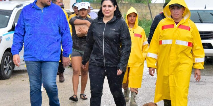 Estefanía Mercado recorre In House y atiende a las familias vulnerables tras el paso de Beryl