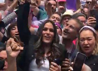 Alessandra Rojo celebra en el Ángel la anulación de conteo de votos