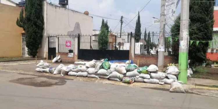 En Chalco, colocan ‘muros’ de costales para protegerse de lluvias e inundaciones