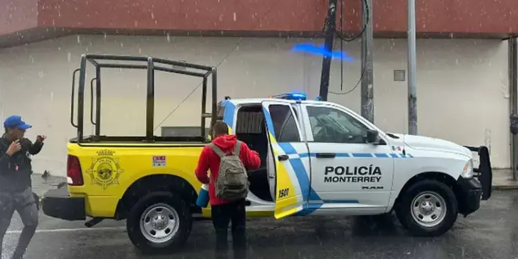 En Monterrey, Policía rescata a hombre que amenazaba con lanzarse de un edificio