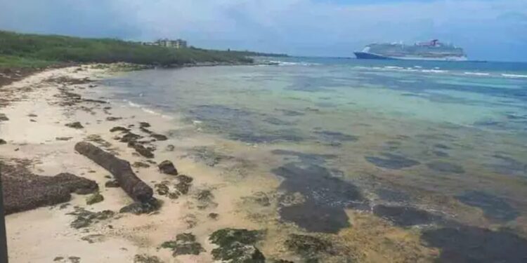 El mar se retira de la playa de Mahahual antes del impacto del huracán Beryl