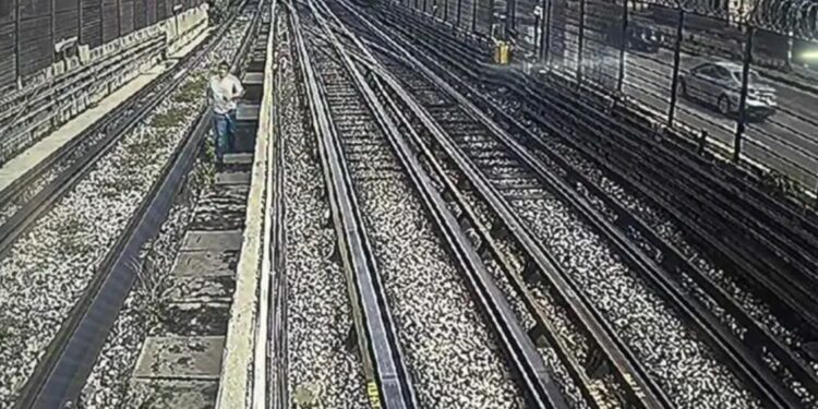 Hoy en el Metro CDMX: Rescatan a joven de suicidio y cortan corriente en Líneas 4 y 5