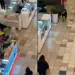 Graban a perrito robando peluche en centro comercial