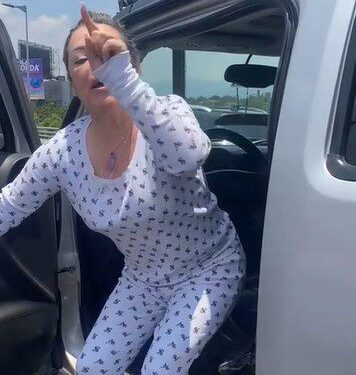 “Lady Collado” choca auto e intenta huir; se queda sin gasolina