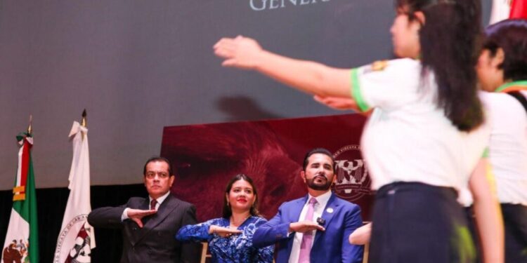 Felicita gobierno de Solidaridad a graduados de la Universidad Vizcaya, campus Playa del Carmen