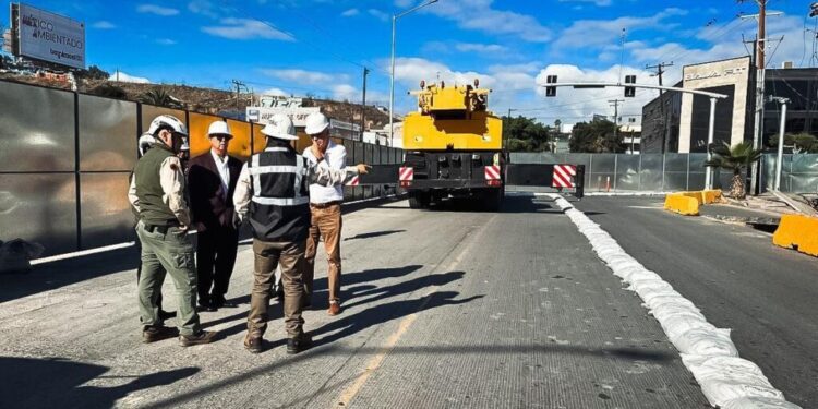 Supervisa XXV Ayuntamiento de Tijuana trabajos de limpieza y reparación en la calle Diez