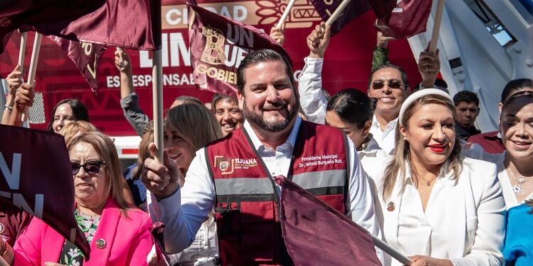 Encabeza Ismael Burgueño banderazo de arranque de 129 camiones recolectores de basura para Tijuana