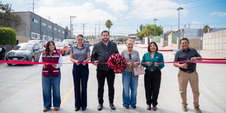 Cumple Ismael Burgueño a ciudadanía de Lomas del Matamoros con pavimentación de calle C.F.E