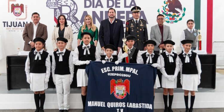 Encabeza Ismael Burgueño acto cívico por el Día de la Bandera