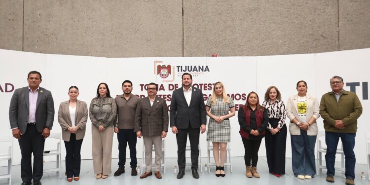 Encabeza Ismael Burgueño toma de protesta a integrantes de Organismos Representativos de la Sociedad